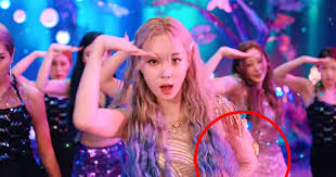 Aespa 에스파 'black mamba' the debut stage. Aespa Reveals Winter S Wardrobe Malfunction In Black Mamba Mv Koreaboo
