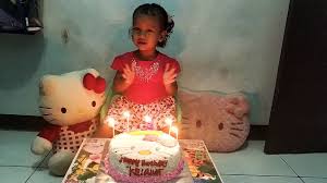 Telur ayam•terigu (ditakar pada loyang tempat menakar telur)•gula pasir halus(ditakar pada loyang tempat menakar telur)•vanili•selai untuk isian dan olesan•coklat batangan warna pink(saya pakai colatta)•coklat batangan putih(saya pakai colatta)•skm. Selamat Ulang Tahun Keiriva Ke 3 Kue Ulang Tahun Hello Kitty Youtube