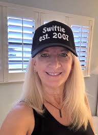 Hello everyone! Just sharing a few photos and introducing myself as Alan  requested! 😁 As you can see, I'm a Rep girl! Reputation is my favorite Era  as Taylor took bricks that