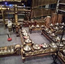 Alat musik angklung adalah alat musik tradisional sunda yang tergolong dalam alat musik idiofon. Semua Tentang Alat Musik Home Facebook