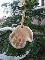Baby Hand Abdruck Aus Salzteig Als Weihnachtsbaumschmuck Weihnachtsbaumschmuck Basteln Weihnachtsbaumschmuck Basteln Kinder Weihnachtsbaumschmuck