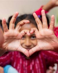 Nanahs gode venn Klaus har bursdag i dag. Gratulerer! 🎂 Han er også ute  med ny og fin musikk. Den handler om Nanah, vann, sjimpanser, telling og å  spre glede i stedet