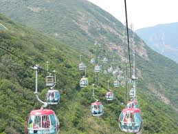 海洋公園登山纜車救援徑（下稱救援徑）位於香港 香港島 南朗山東面 ，是香港海洋公園（下稱海洋公園）根據地契條款興建作維修登山纜車及相關設施之用的山徑，並同時用作緊急救援通道 。 救援徑一般供技術及救援人員使用 。 救援徑由樓梯級路段與平路組成，全長約1200米 ，全徑由. æµ·æ´‹å…¬åœ'çºœè»Š Mapio Net