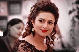 That Smile And The Look Divyankatripathidahiya Dt Divyankatripathi Ishita Ishitaramanbhalla Yhm Ishra Yehhaimohabbate Beauty Hair Styles Girl