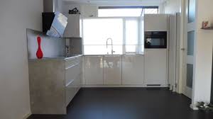 hoogglans wit met beton look werkblad aanrecht strakke rvs greep vlakscherm afzuigkap moderne keuken in ho keuken inspiratie moderne keuken keukenapparatuur