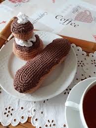 Religieuse Et Eclair Au Chocolat Au Crochet Le Petit Monde De Domi Aliments En Crochet Gateau En Crochet Eclair Au Chocolat