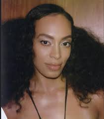 The way R&B singer Solange Knowles glows in this pic? That's peace,  purpose, and pure beauty.✨🌙