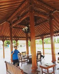 Perbedaan antara kedua jenis bangunan tradisional tersebut umumnya tidak terlalu mencolok. 3 Rumah Adat Jawa Timur Gambar Nama Keunikan Penjelasan