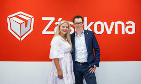 V roce 2010 založila společnost zásilkovna a během deseti let z ní vybudovala mezinárodní logistickou firmu poskytující komplexní logistické služby pro internetové obchody. Simona Kijonkova Zakladatelka Zasilkovny Ceo Skupiny Packeta Rostislav Urbanek Ceo Trayto 2 Borovan Cz