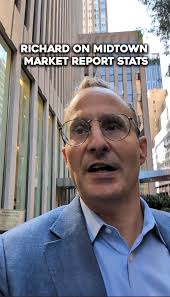 📍505 Park Avenue. An iconic silhouette in the heart of the Plaza District,  Where Emery Roth's classic vision meets Der Scutt's modern touch. Its  striking black façade with bronze detailing, rounded corner