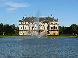 Saunter around the many gardens or choose your favourite spot on a bench, head to the dresden zoo or explore the botanical gardens, the grosser garten with its lush greenery is is serene and for lovers of the quiet. Grosser Garten Dresden Garten In Dresden Parkscout De