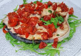 In una padella capiente versate l'olio e fate insaporire uno spicchio d'aglio intero già sbucciato 2. Pesce Spada Alla Griglia Su Letto Di Rucola E Pomodorini