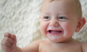 Dadurch, dass schon ab der geburt 20 kleine milchzähne nur darauf warten, durchzubrechen, gibt es tatsächlich kinder, die schon sehr bald erste zähne bekommen: Wenn Babys Zahnen So Konnen Sie Ihm Helfen