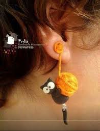 Une Superbe Idee De Boucles D Oreilles Rigolotes Un Chat Accroche A Une Pelote De Laine A Porter Ave Polymer Clay Jewelry Polymer Clay Earrings Clay Earrings