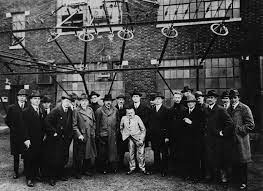 The relationship between tesla and marconi is a fascinating one! Ficheiro Albert Einstein With Other Engineers And Scientists At Marconi Rca Radio Station 1921 Jpg Wikipedia A Enciclopedia Livre