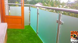 Fake grass is a controversial topic. Installations Balcony