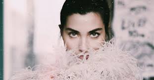 Star tv ekranlarında yayınlanan sefirin kızı dizisine neslihan atagül'ün sağlık sorunları nedeniyle veda etmesinin ardından yerine gelen isim tuba büyüküstün oldu. Tuba Buyukustun Sefirin Kizi Nda