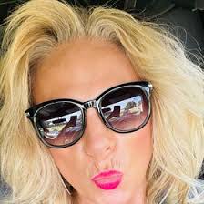 Amie Compton's Instagram, Twitter & Facebook