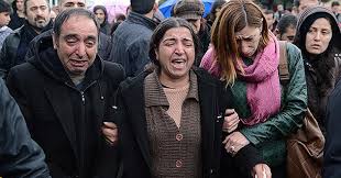 Berkin elvan, gezi olayları sırasında, evinin bulunduğu okmeydanı'nda polisin gaz fişeği ile başından vurularak yaralanmış ve 269 günlük yaşam mücadelesinden sonra ölmüştü. Berkin Elvan In Ailesi 1 Milyon Lira Istiyor Turkiye Nin Ekonomi Portali Sondevir