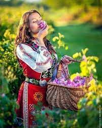 ﻟﻮ ﻛﻨﺖ ﺑﺎﺋﻌﺔ ﻟﻠﻮﺭﺩ ﻟﻘﺼﺪﺕ ﺑﻴﻮﺗﻜﻢ ﻛﻞ ﻳﻮﻡ ﻭﻋﻠﻘﺖ على ﻣﻘﺎﺑﺾ أﺑﻮﺍﺑﻜﻢ جورية ﺣﻤﺮاﺀ ﻭﻭﺭقة صغيرة كتبت عليها ﻓﻲ ﻗﻠﺒﻲ أنتم wonder woman women superhero