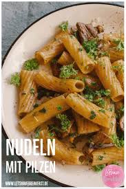 Rezept Nudeln Mit Pilzen In Der Pfanne Gebraten Einfach Gut Rezept Nudeln Mit Pilzen Rezepte Lebensmittel Essen