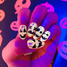 Recently the chrome and metallic effect on the nails has become fashionable for trendsetters which makes the manicure is much modern and interesting. 42 Halloween Nail Art Ideas Cute Halloween Nail Designs Allure