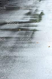 Foto De Calcada Asfalto Molhado Com Pocas De Chuva E Mais Fotos De Stock De Abstrato Istock