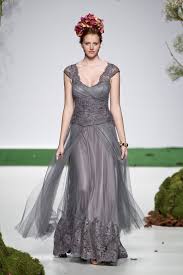 Presso il nostro atelier potrai scegliere tra abiti da sposa semplici a modelli più particolari, dal classico abito da sposa principessa ad un vestito a sirena. Un Abito Da Sposa Insolito Punta Sul Nero