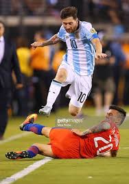 Jugador de bayer 04 leverkusen. Lionel Messi Of Argentina Leaps Over Charles Aranguiz Of Chile During Lionel Messi Messi Copa America Centenario