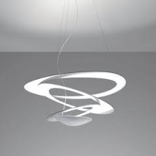 Classici o di design, in vetro e ceramica, i lampadari a soffitto e le plafoniere sono l'ideale per illuminare qualsiasi plafoniera a soffitto in ceramica decorata a mano. Lampadari E Lampade A Sospensione Lovethesign
