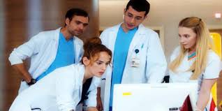 Taşrada bir şehirde doğan ve babası tarafından evlatlıktan reddedildikten sonra yetimhanelerde büyüyen savant sendromlu deha ali'nin, tıp fakültesini birincilikle bitirmesinin ardından, asistan cerrah olarak işe başladığı özel bir hastanede yaşadıklarını konu alan mucize doktor yakında fox tv de. Mucize Doktor Da Koronavirus