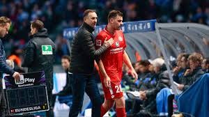 Löw annyira pipa lett, hogy a csuklyát is ledobta a fejéről. Eklat Beim Fsv Mainz 05 Spieler Streiken Szalai Suspendiert Was Ist Passiert Fsv Mainz 05