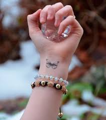Das handgelenk tattoo ist super aktuell und äußert teil der persönlichkeit. Handgelenk Tattoo 20 Tattoo Ideen Fur Kleine Motive
