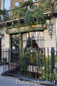 The story revolves around the case of miss mary sutherland, a woman with a substantial income from the interest. La Casa Di Sherlock Holmes Di Londra Italia Con I Bimbi