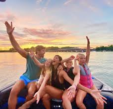 Her mother is of hawaiian and russian ancestry. Nicole Scherzinger And Thom Evans Treat Her Nieces To A Boat Trip In Tennessee