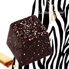 Un Praline A L Ancienne Croustillant Au Brissures De Crepe Dentelle Delicatement Enrobe De Chocolat Noir Intense 70 Cacao Callebautorig In 2020 Fashion Backpack Bags