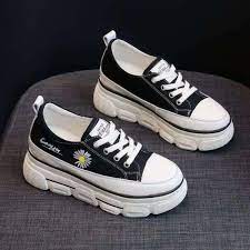 Sepatu jenis ini tidak memberikan efek lengkungan yang lebih pada telapak kaki, sehingga kaki wanita harus lebih sering mengepaskan kakinya supaya sepatu tidak lepas. Jual Sepatu Hak Platform Wanita 6 Cm Lebih Tinggi Sepatu Kasual Tren Street Fashion Korea Terbaru Juni 2021 Blibli