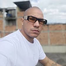 Indo em alguns festivais e é bizarro como esse Nike Dunk Panda é a parada  mais sem personalidade que existe. É ficar parado e ver 38748 mil usando  ele. @ Rock in