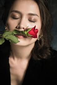 Chụp ảnh thời trang ở tuổi 45, Hoa hậu Ngọc Khánh tự tin diện váy xẻ vòng  một táo bạo