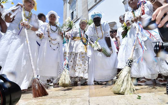 Resultado de imagem para Lavando as escadarias da Igreja do Bonfim - Salvador"