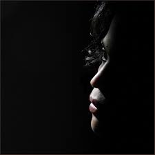 Le bar est animé, tout le monde y sourit ils échangent, les gens, ils sont tous si ravis mais, derrière, une enfant, de son regard intense fixe le mur du fond et les elles esquissent alors d'élégants entrechats mêlant ou démêlant leurs contours chaque fois sautant, virevoltant, faisant la révérence et l'enfant. L Ombre Dans L Art Arts Pla