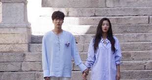 The legend of the blue sea. Lee Min Ho Has A Unique Way Of Holding Jeon Ji Hyun While On A Date In Spain Koreaboo