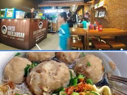 Kabupaten/kota blitar memiliki makanan khas yaitu nasi pecel. Tempat Kuliner A Z
