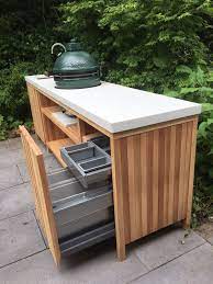 Buitenkeuken Van Western Red Cedar Met Wit Betonnen Blad En Big Green Egg Medium Strak Big Green Egg Outdoor Kitchen Diy Outdoor Kitchen Outdoor Kitchen Decor