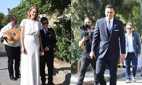Η τζένη μπαλατσινού δεν έστησε τον γαμπρό και έφτασε στην εκκλησία, συνοδευόμενη από τον γιο της, μάξιμο, ενώ οι κόρες της. Des Edw To Entypwsiako Zeus Dione Nyfiko Ths Tzenhs Mpalatsinoy Fwto Fay S Book