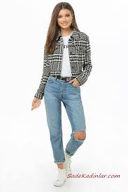 Bayan Pantolon Ceket Kombinleri Mavi Yirtik Mom Jeans Beyaz Bluz Siyah Desenli Kisa Ceket Beyaz Spor Ayakkabi Moda Bluz Moda Trendleri