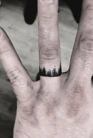 40 Kleine Tattoo Designs Fur Manner Mit Tiefen Bedeutungen Ehering Tattoo Halskette Tattoo Tatowierungen