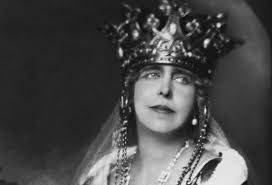 A venit în țară în anul 1893, căsătorită cu principele ferdinand, cei doi fiind încoronați regi ai româniei în anul 1914. Maria Regina Tuturor Romanilor