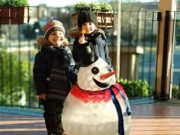 Quando si organizzano feste oppure si fanno acquisti motivati da sconti imperdibili va a sempre a finire che ci ritroveremo in casa con una quantità di piatti, bicchieri e cannucce in plastica che supera ogni ragionevole soglia di utilità. Brrr Che Freddo Come Fare Un Pupazzo Di Neve Con I Bicchieri La Bottega Delle Befane