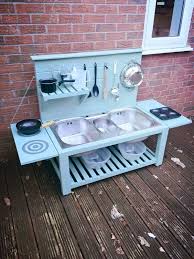 Matschkuche Im Garten Blau Angemalt Und Mit Viel Zubehor Outdoor Play Kitchen Mud Kitchen Mud Kitchen For Kids